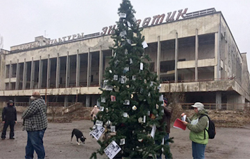 В украинской Припяти впервые установили новогоднюю елку