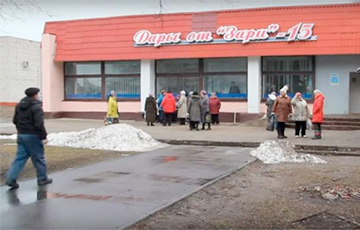 Жители Добруш вышли на стихийный митинг из-за закрытия магазина
