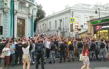 Возле посольства Беларуси в Москве люди скандируют «Лукашенко, уходи!»