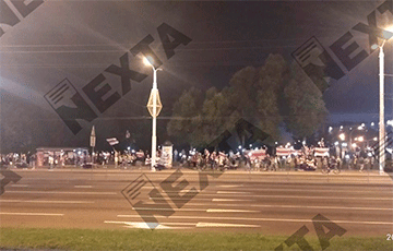 Сотни минчан собрались возле Зубра на проспекте Дзержинского