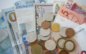 Беларусь штормит, рубль плавно снижается. Что происходит на валютном рынке?