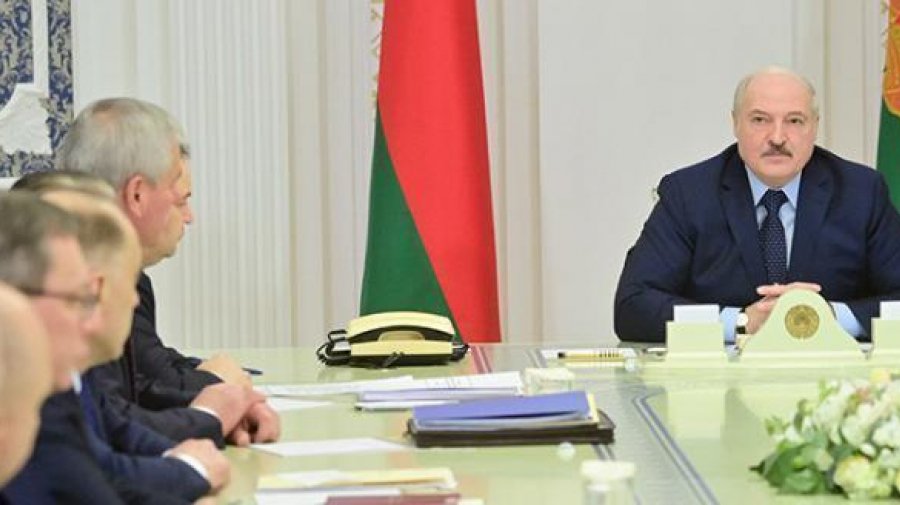 Лукашенко о политической амнистии: Если человек не хочет сидеть – отдай последнее, все, что есть
