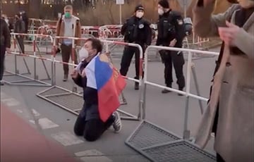 Россиянин встал на колени перед украинцам и попросил прощения
