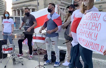 Белорусы Варшавы провели акцию солидарности с барабанщиком Алексеем Санчуком