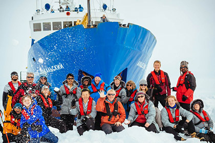 Экипаж застрявшего во льдах российского судна объявил о начале эвакуации