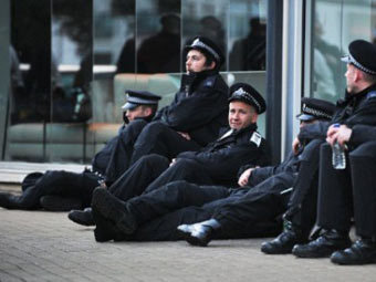 Лондонские полицейские рассказали о приказе не мешать погромщикам