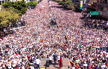 Фотофакт: Тысячи венесуэльцев встречают Хуана Гуаидо