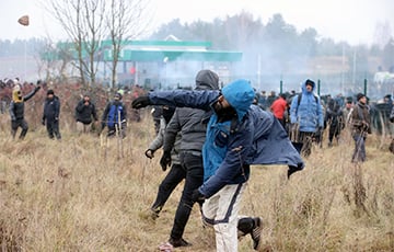 Мигранты пошли в атаку на границу Польши, бросая петарды и металлические трубы