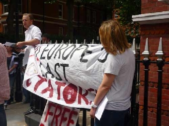 Британские депутаты пикетировали посольство Беларуси (Фото)
