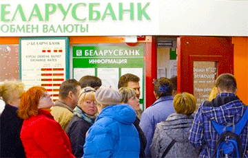 Белорусы продолжают продавать валюту