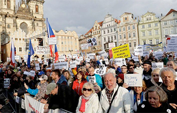 В Праге тысячи протестующих потребовали отставки министра