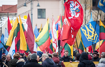 Тысячи людей в центре Вильнюса праздновали День восстановления независимости Литвы