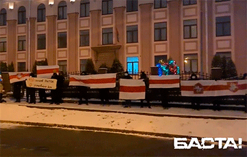 Более 20 человек провели акцию у здания минской прокуратуры