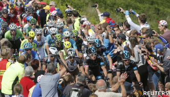 Участники Tour de France жалуются на любителей «селфи»