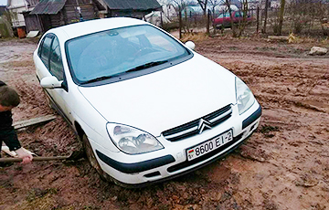 Откапывают авто лопатами: Как белорусы весной ездят на работу