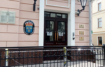 Белорус рассказал, почему ищет убежища в посольстве Швеции