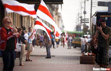 Бело-красно-белые флаги на проспекте Независимости (Онлайн)