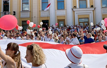 Тысячи людей собрались в центре Барановичей на Марш за Свободу