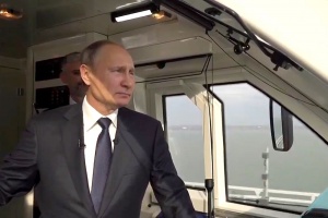 Движение поездов по Крымскому мосту открыл Путин – в кабине машиниста