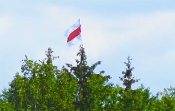 Партизаны Койданова-Дзержинска подняли национальный флаг на недосягаемую высоту