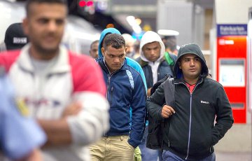 Мигрантов депортируют из Германии на военных самолетах