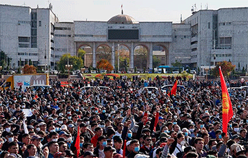 В Бишкеке продолжаются стычки митингующих с милицией