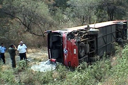 В Мексике автобус со студентами упал с обрыва