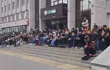 Студенты БГУИР вышли на массовый «сидячий протест»