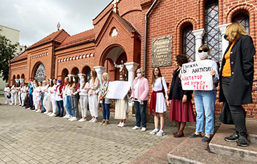 Белоруски выстроились в цепь солидарности возле Красного костела