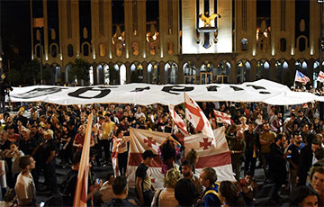 «Уходи!»: протестующие развернули огромный баннер возле парламента Грузии
