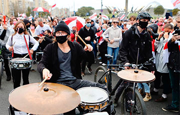Перформанс барабанщиков на Марше в Минске