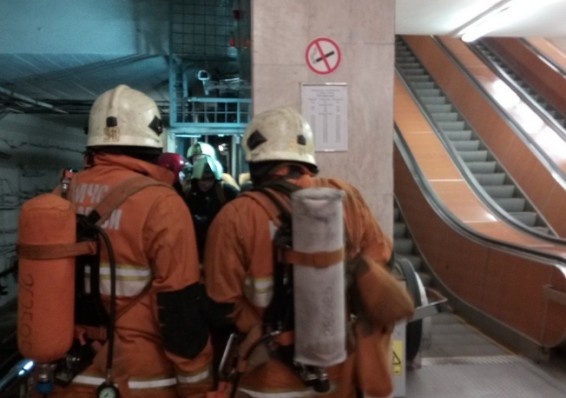На станцию метро «Площадь Победы» выезжали машины МЧС из-за запаха гари