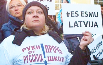 Женщина, выдававшая себя за одесситку и «беженку из Киева», появилась на митинге в Риге