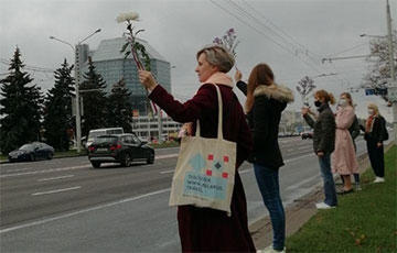 Женщины с цветами выходят на акции по всему Минску