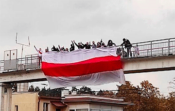 В Слепянке на мосту развернули огромный бело-красно-белый флаг