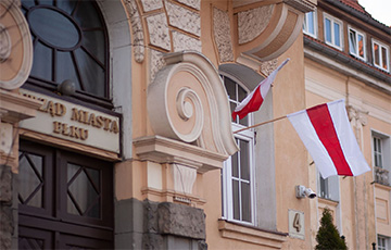 На мэрии польского Элка вывесили бело-красно-белый флаг