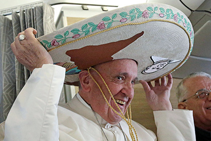 Медиаменеджер почистил Папе Римскому ботинки в самолете