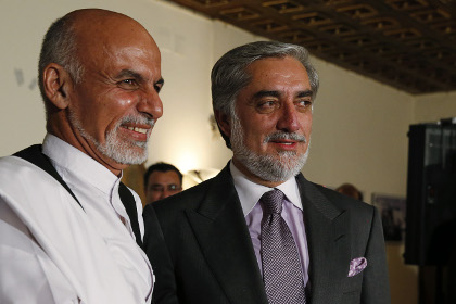 Соперничающие афганские лидеры пообещали договориться с НАТО