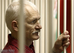 Алеся Беляцкого приговорили к 4,5 года усиленного режима