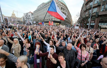 В Чехии тысячи людей вышли на демонстрации