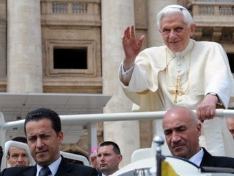 Камердинера папы Римского отпустили под домашний арест