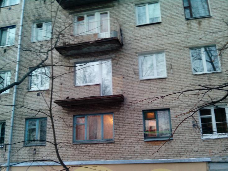 Балконы в здании в центре Витебска могут рухнуть в любой момент