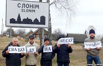 Слонимских активистов вызывают в милицию за акцию в поддержку Савченко