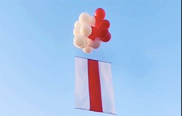 Минчане запускают по всему городу бело-красно-белые флаги на воздушных шарах