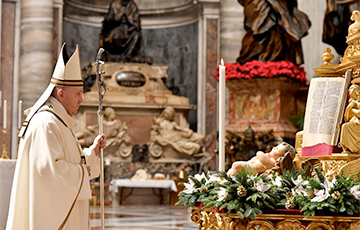 Папа Франциск отслужил «пандемическую» рождественскую мессу