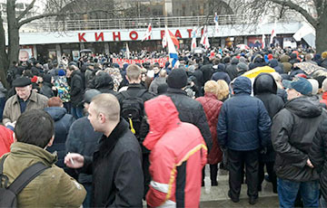 На Марш в Минске пришли уже более 1000 человек — людей прибывает
