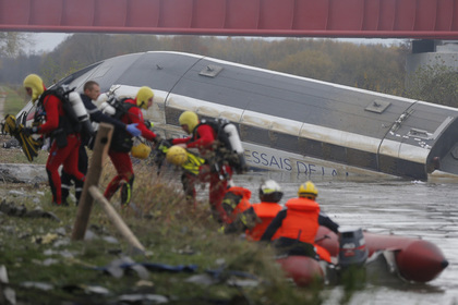 Число жертв крушения поезда во Франции возросло до 10