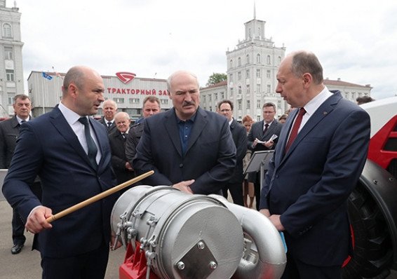 Лукашенко: На богатом Западе уже дикая безработица, люди кастрюлями барабанят