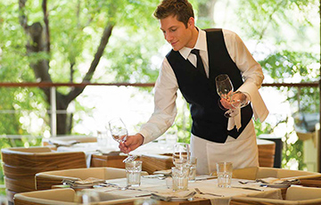 10 «хитростей» официантов, которые не замечает обычный посетитель