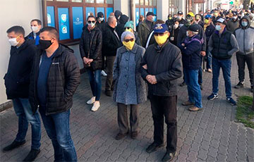 «Прозвучало много слов в адрес Лукашенко»: репортаж с «масочного протеста» в Бресте
